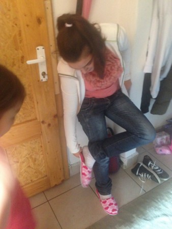 Az új papucsokat próbálgatjuk.